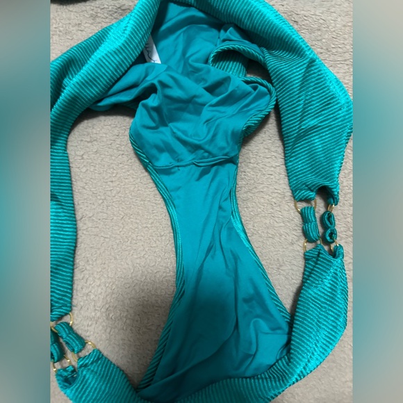 Bikini - Picture 2 of 2